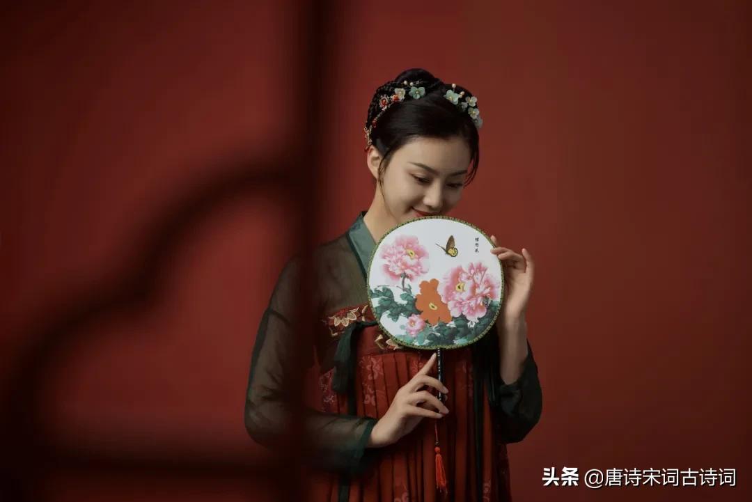 心中埋藏多少爱与愁,眉眼间满满的柔情