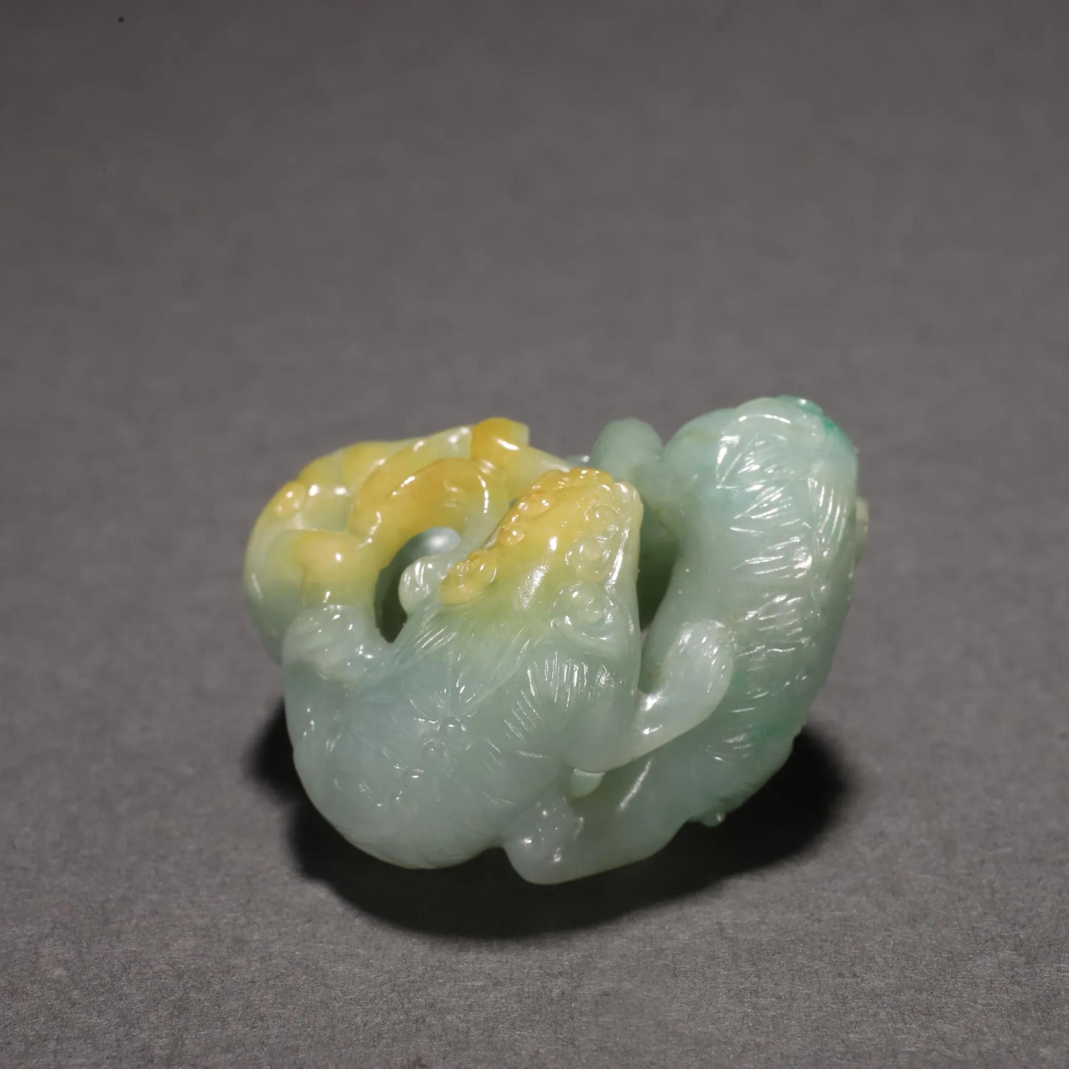 旧藏翡翠镂空雕三狮戏球雕件。规格：高3.5㎝长4.3㎝宽2.6㎝重40g