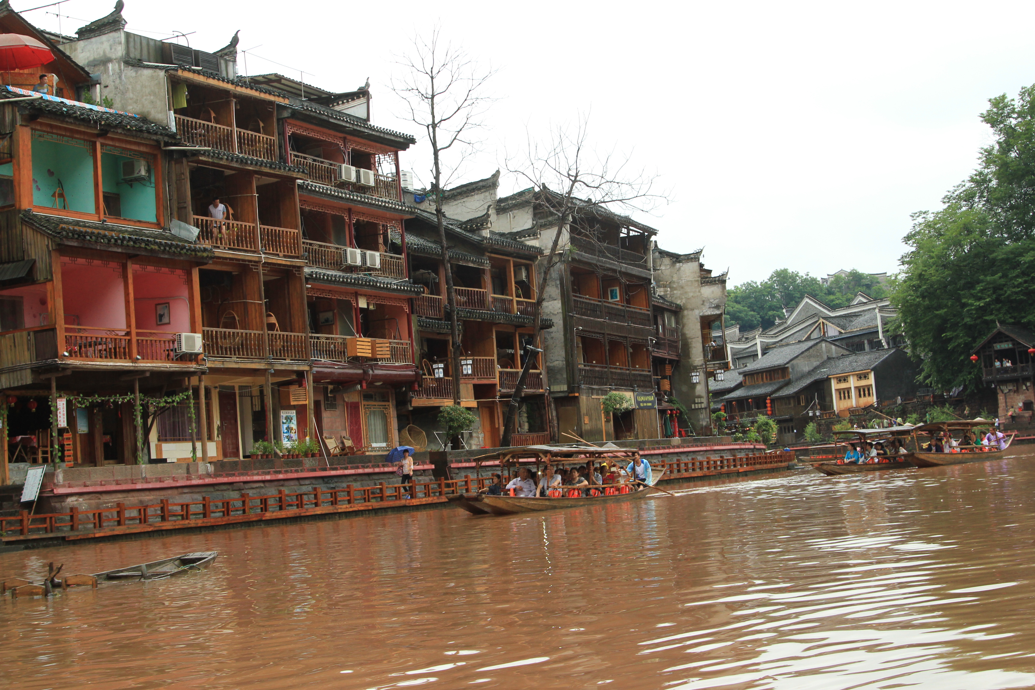 边城和凤凰古城哪个好玩,中国最美古城凤凰古城视频