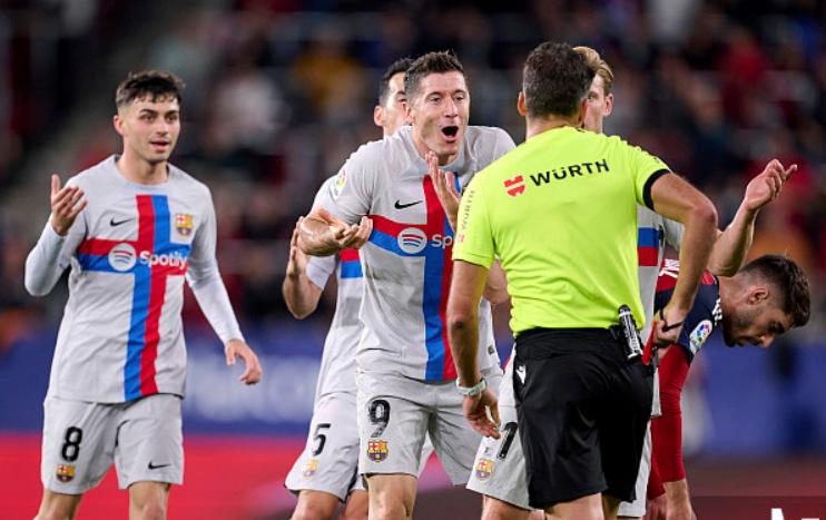 莱万单防梅西被判犯规,莱万单防梅西被吹犯规