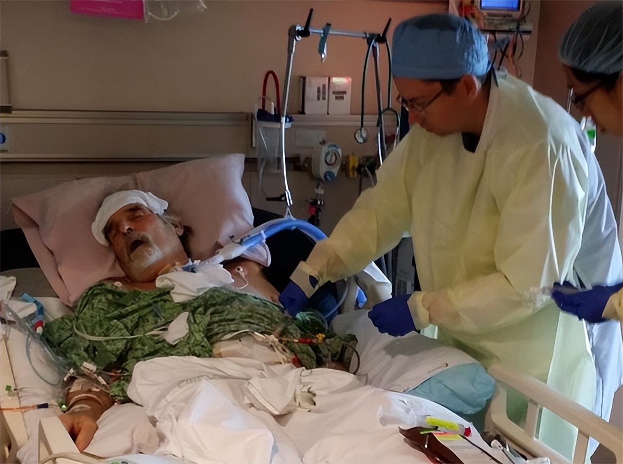 绝处逢生！女科学家用边缘疗法救绝症丈夫，9个月改写人类抗菌史