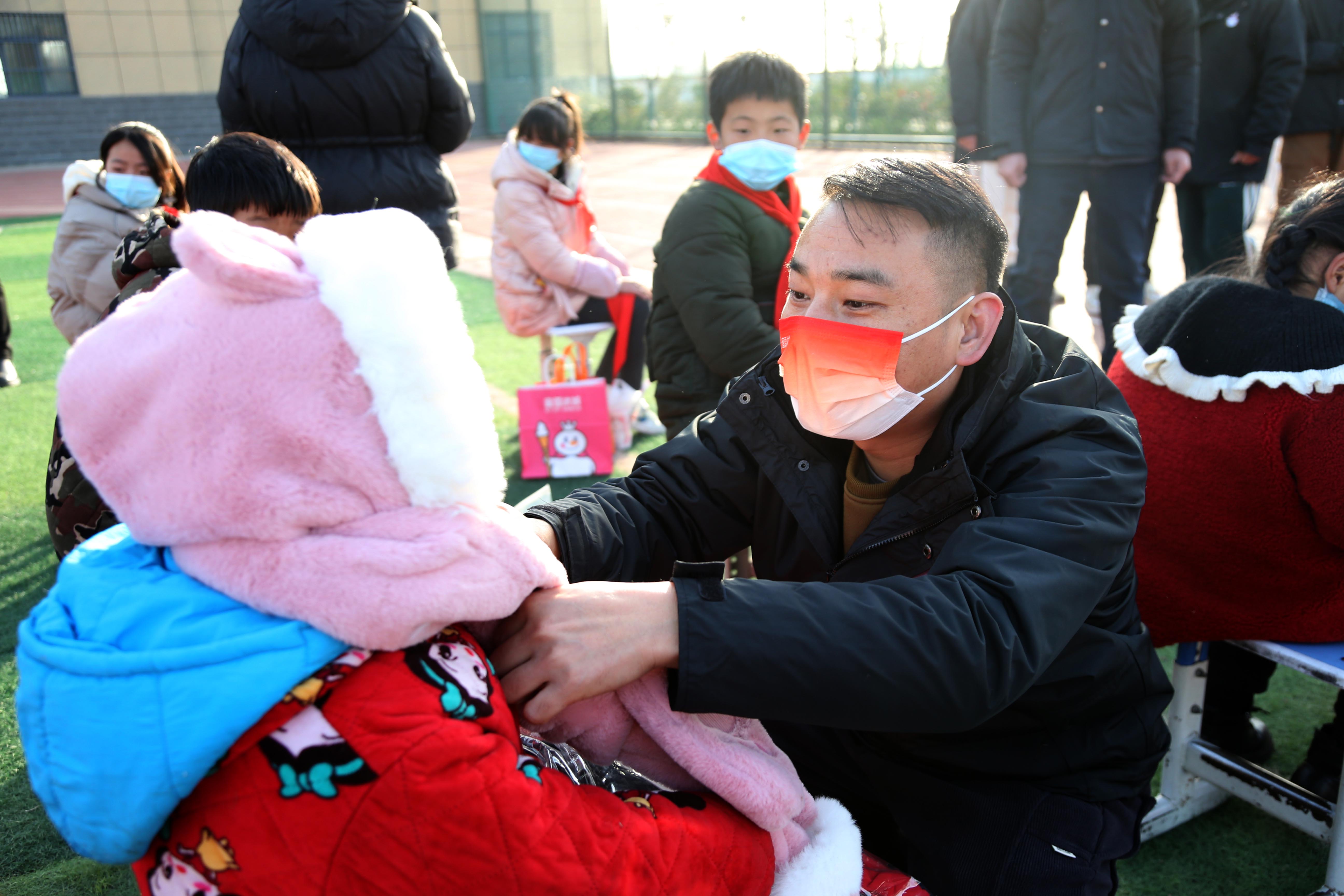 蜜雪冰城关爱残疾人,关爱贫困留守儿童我们在行动