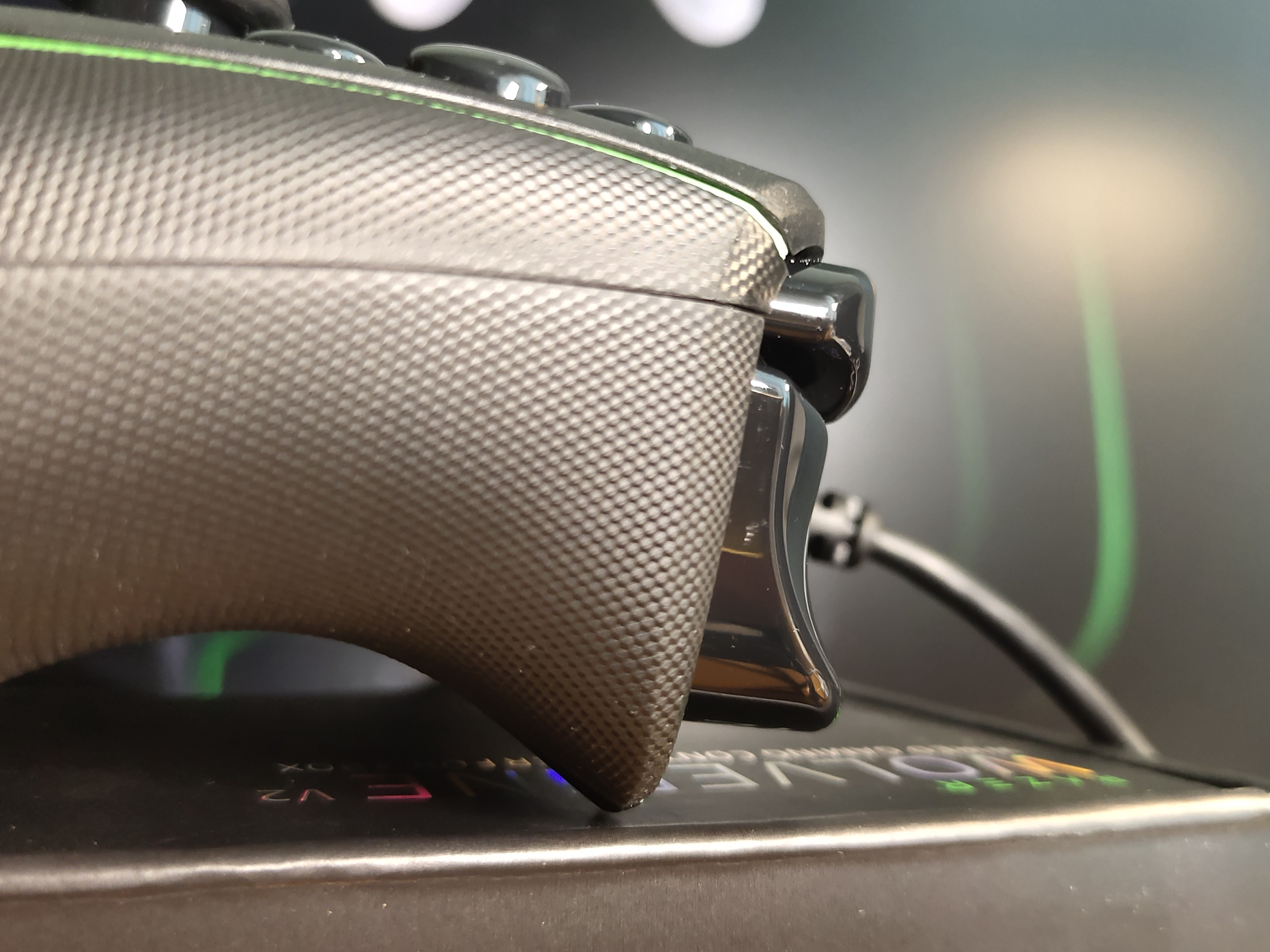 雷蛇幻影战狼幻彩版手柄上手评测,雷蛇幻影战狼v2手柄和幻彩区别