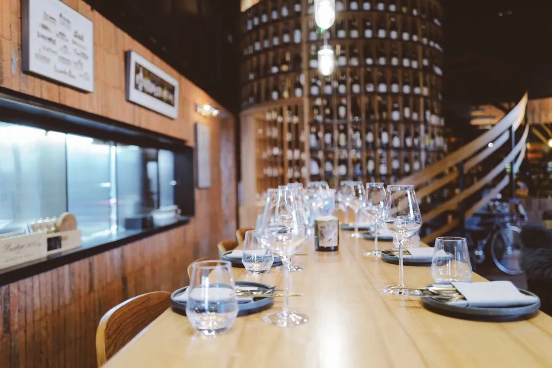 配备一星米其林黑珍珠餐厅,比米其林黑珍珠高端的餐厅