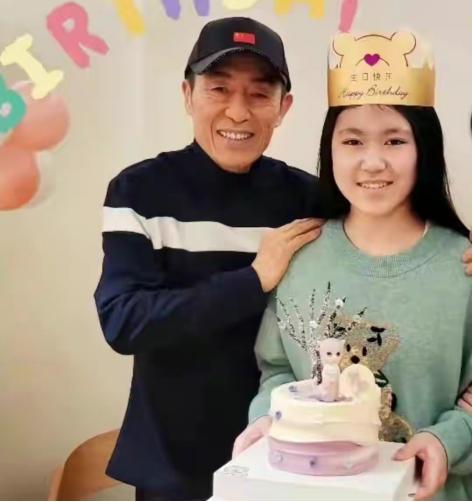 上热门71岁张艺谋为15岁女儿庆生,张艺谋和他13任妻子相差多大