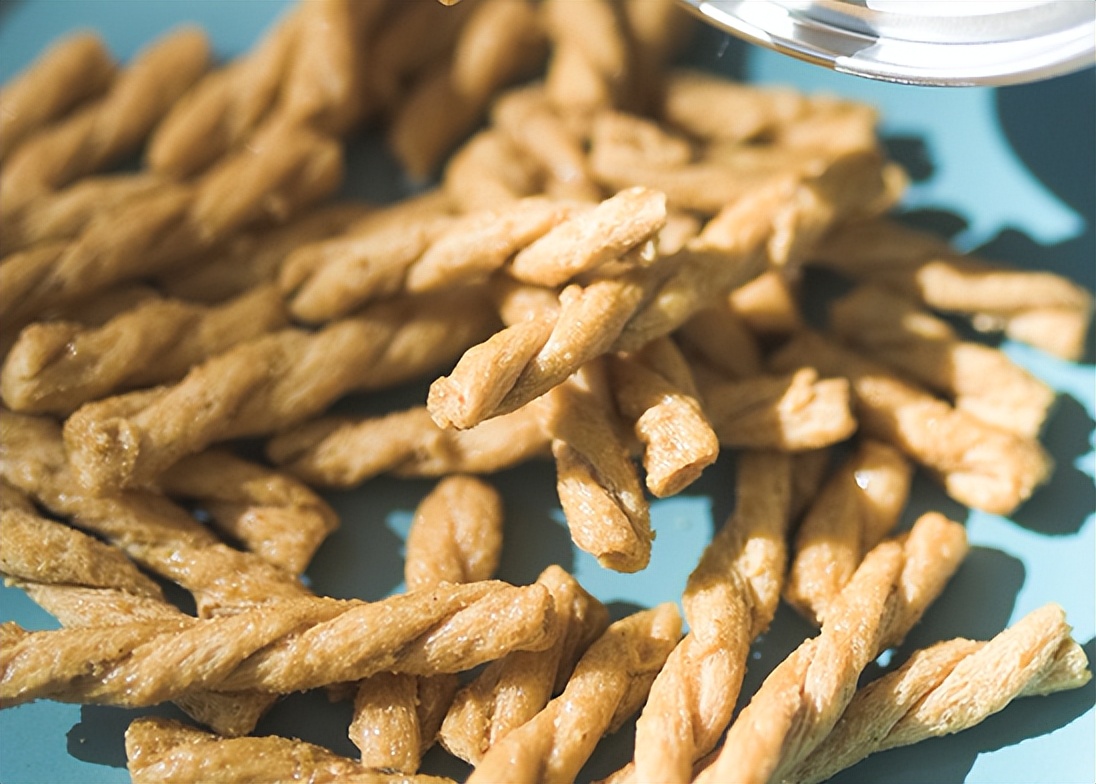 夏天女性湿气重喝什么水比较好,脾胃虚寒湿气重吃什么食物补得快