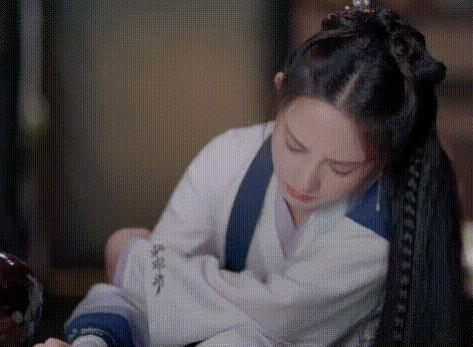 走路像街溜子就别尬演贵公子,8位男星告诉你,什么才是矜贵优雅