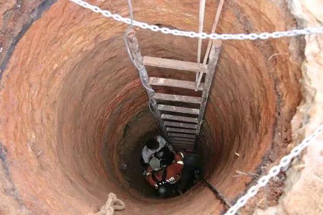 老人因为一个梦就挖出地下鱼泉,老汉因梦在自家挖到神奇鱼泉