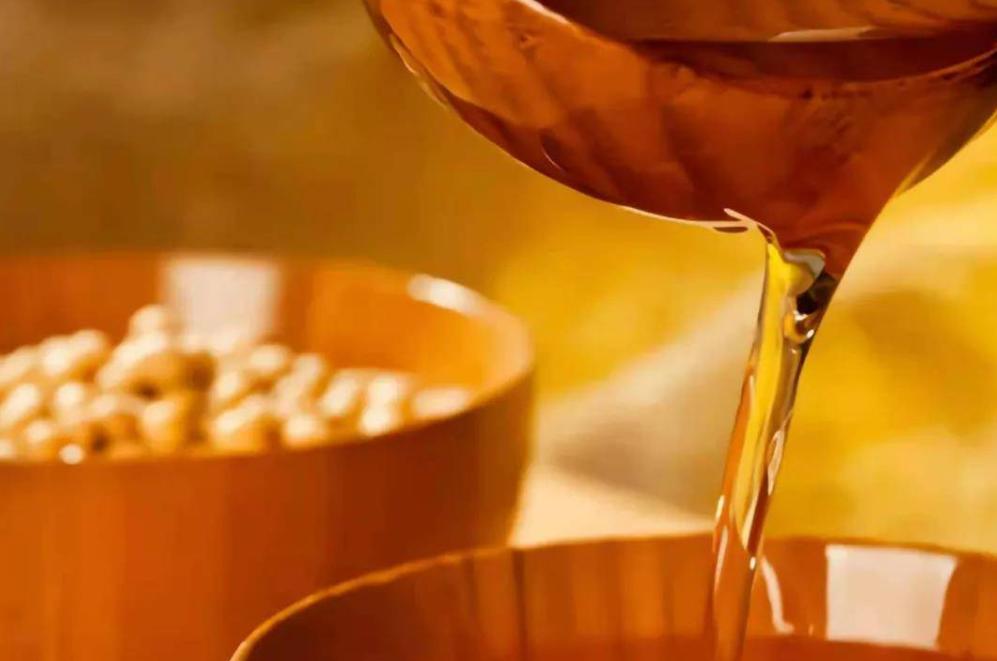 古代用油脂来制作防雨用具，曹魏时期铜雀台的瓦片上都有胡桃油