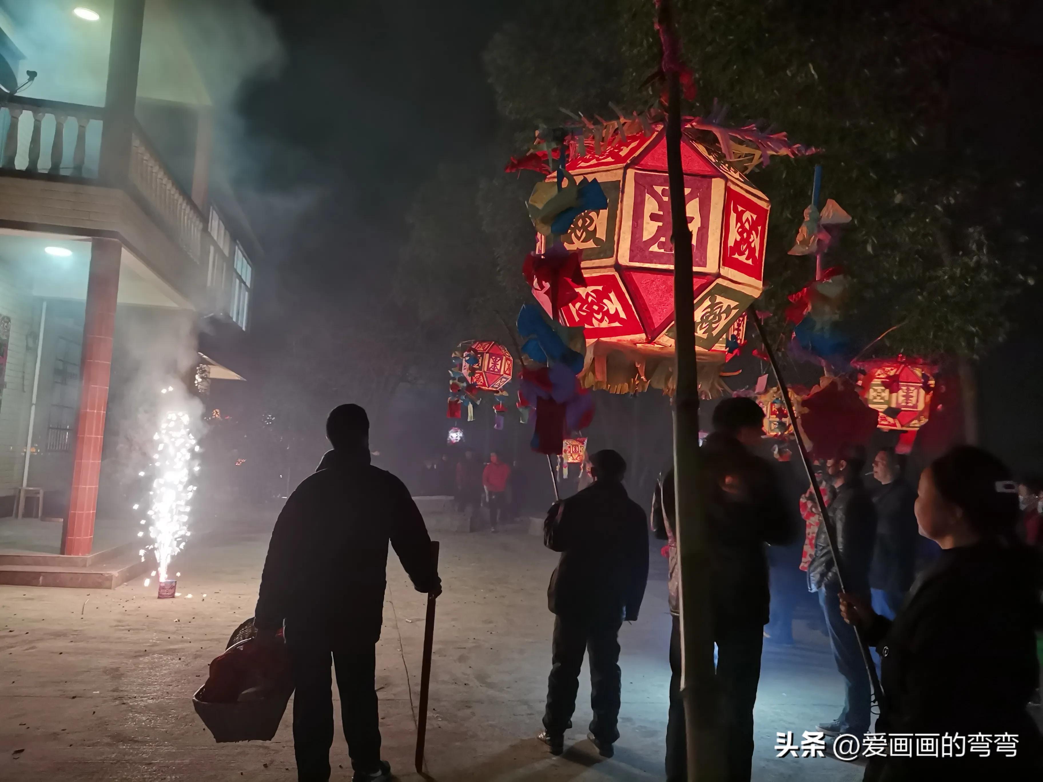 闹元宵玩龙灯,正月十五传统玩龙灯闹元宵