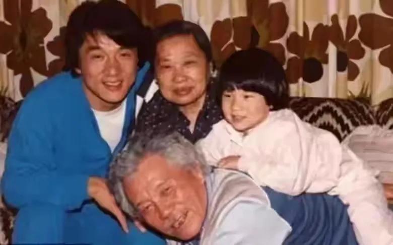 成龙对同父异母兄弟有帮助吗,成龙和同父异母的大哥相见