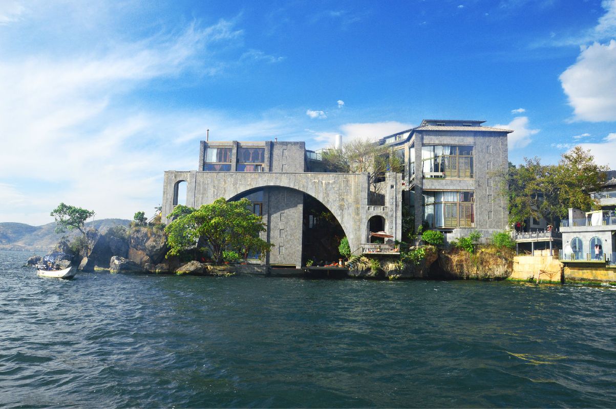 杨丽萍月亮宫没拆！豪宅内享美食美景超惬意，房间凌驾于洱海之上