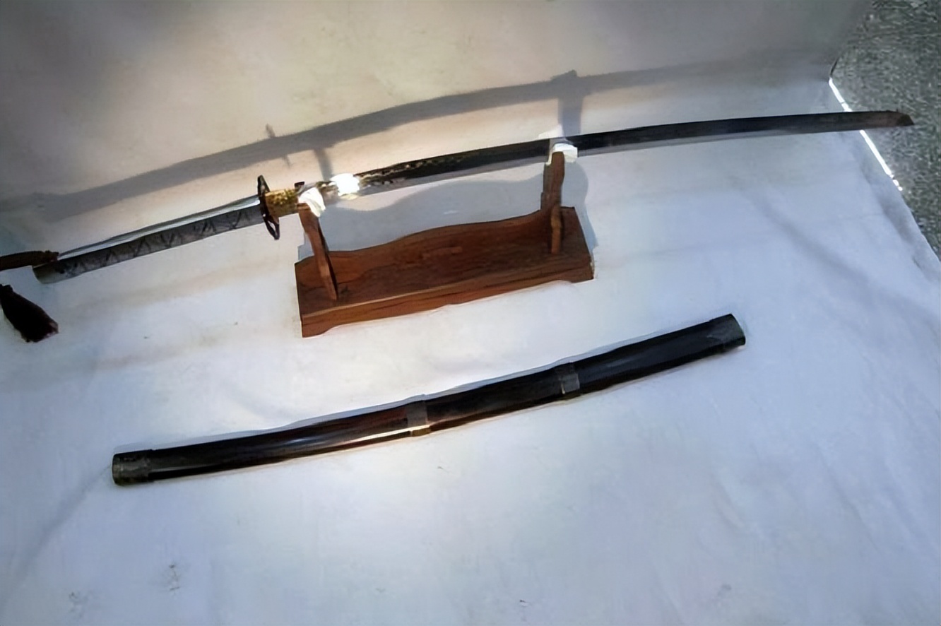 小伙缴获日本天皇赐下的战刀,老人缴获一把日本军刀