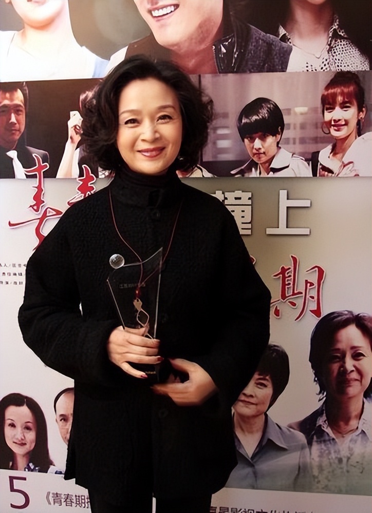 当64岁刘莉莉换了发型，才发现：微胖女人烫卷发，老了也能变洋气