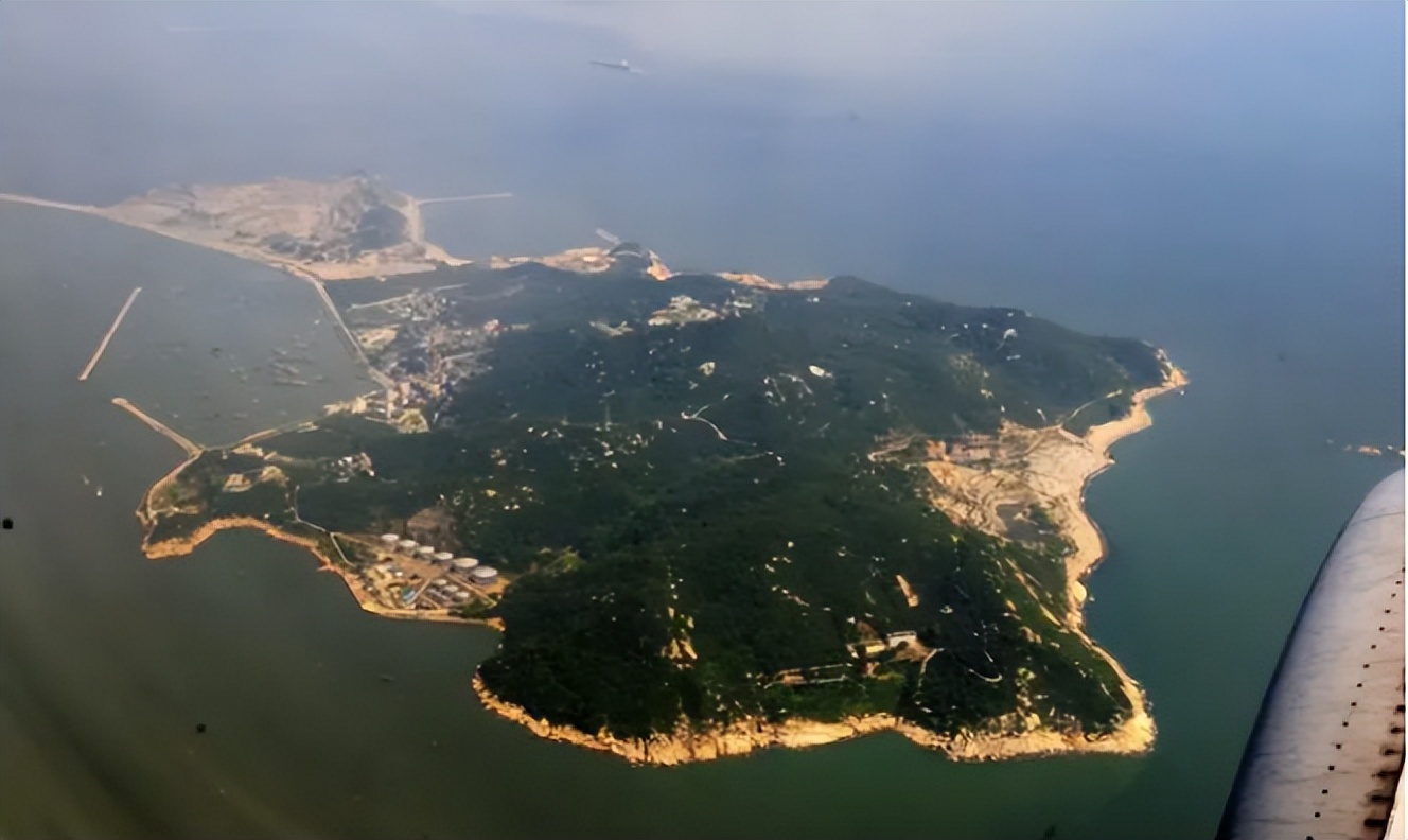 1982年，*小平邓**在谈判桌上对撒切尔霸气表态，撒切尔：残酷