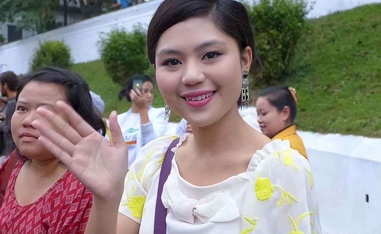 老挝找一个24小时私人导游多少钱,中国人去老挝做导游赚钱吗