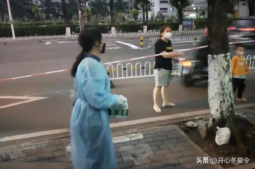 核酸检测站两女发生矛盾大打出手,父子核酸检测点殴打民警