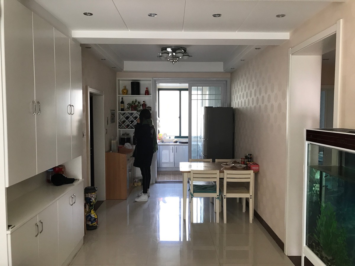 入户门正对厨房门装修应该这样做,入户门正对厨房门只有1.5米