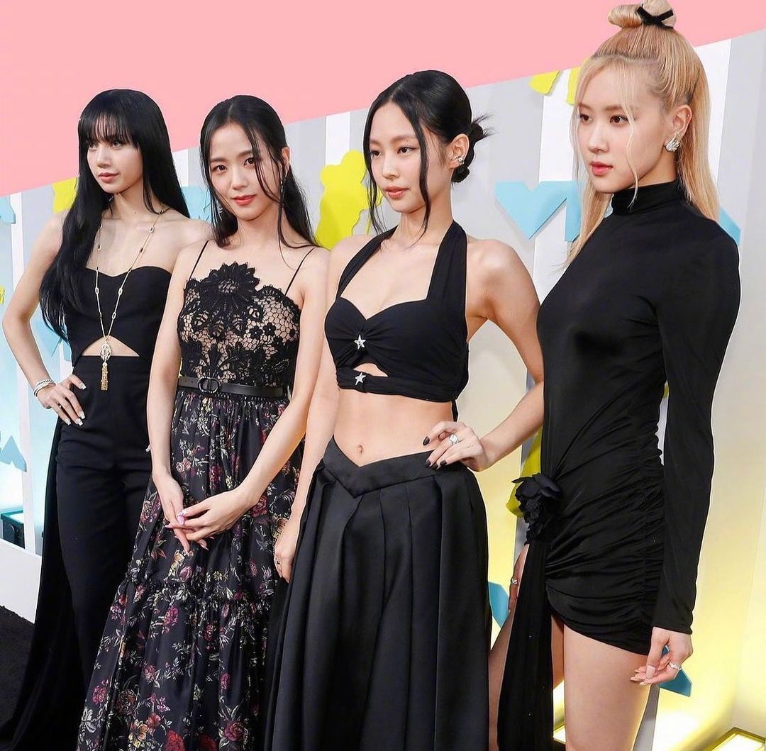 blackpink红毯造型lisa,blackpinklisa穿破洞裤