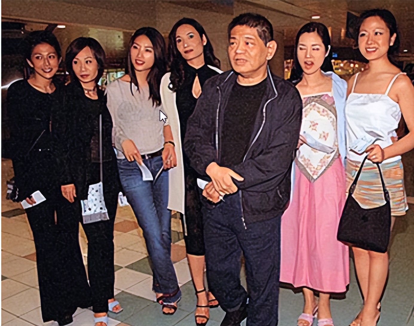 他年赚56亿拿20亿泡妞，别墅养着百位美女，晚年给儿子留26亿巨债