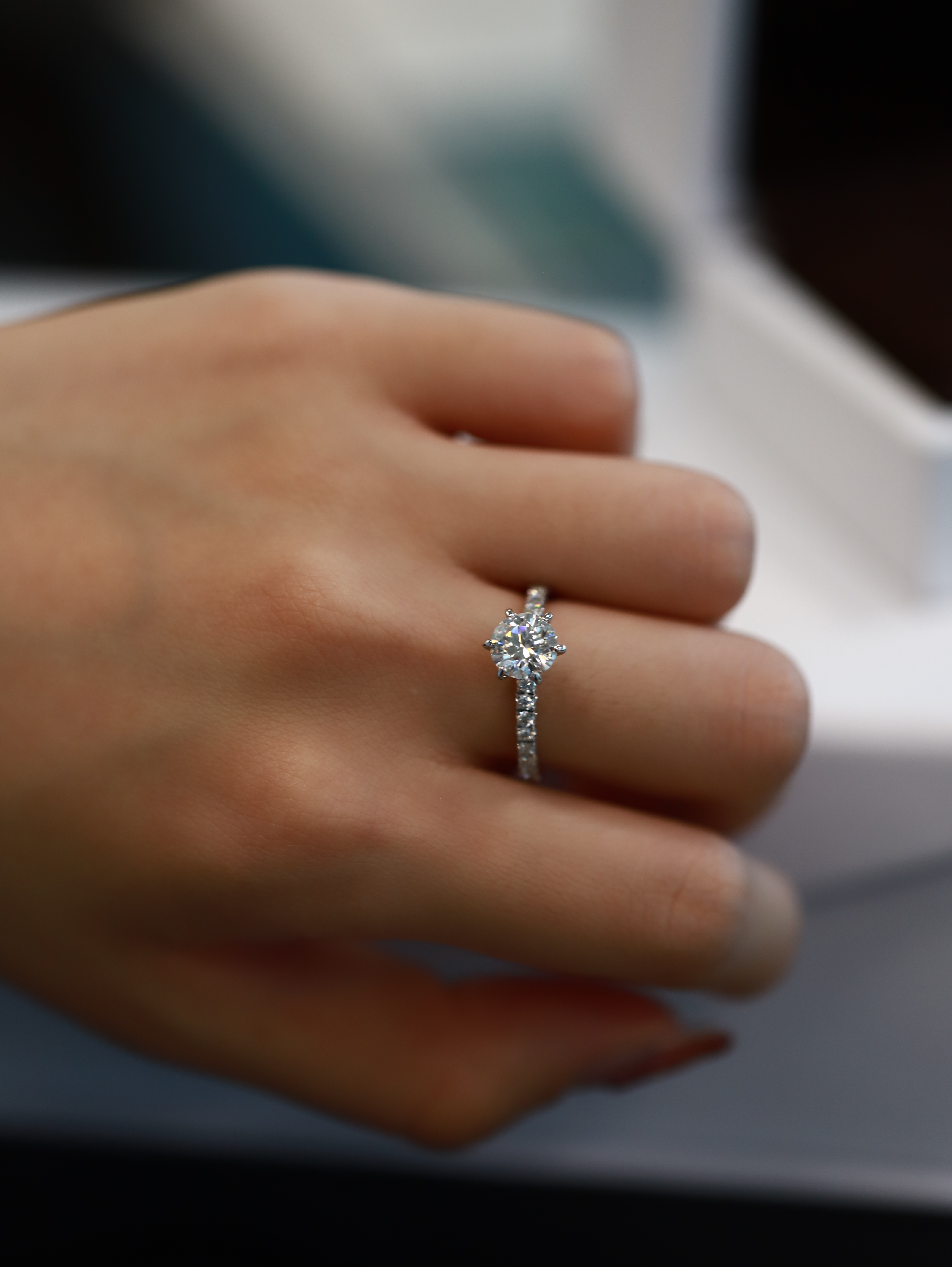 如何区分钻石和莫桑石,分辨莫桑石和钻石的区别