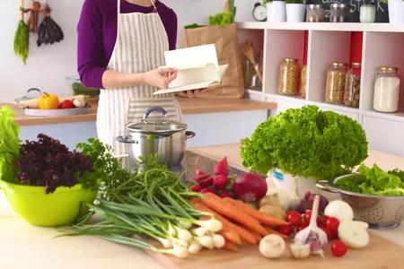 一直帮儿子带孙子可以要工资吗,帮儿子带小孩还倒贴生活费