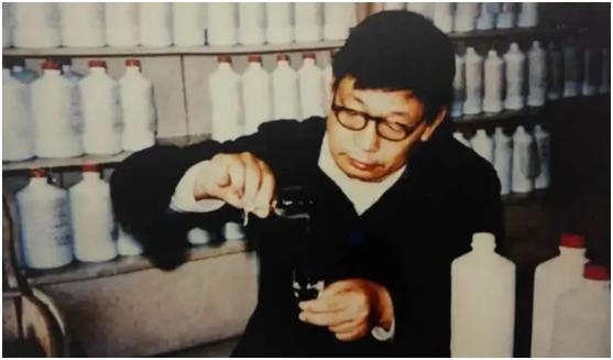 茅台酒瓶子上的针孔是真的吗,假茅台酒瓶里珠子晃动了怎么回事