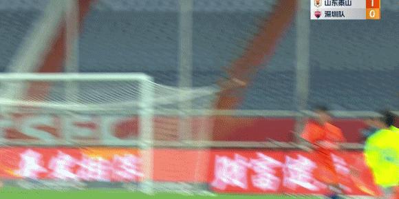 禁区拉倒人罚点球还是红牌,球员违例和犯规裁判应该怎么做