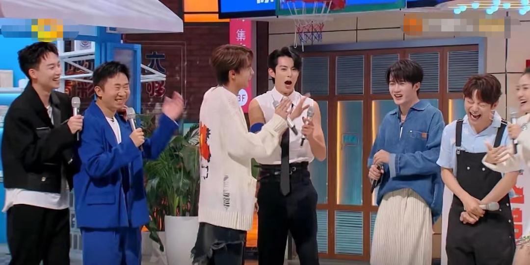 42岁谢娜还要生？现身腹部隆起疑似怀三胎，遭狗仔吐槽拼生儿子