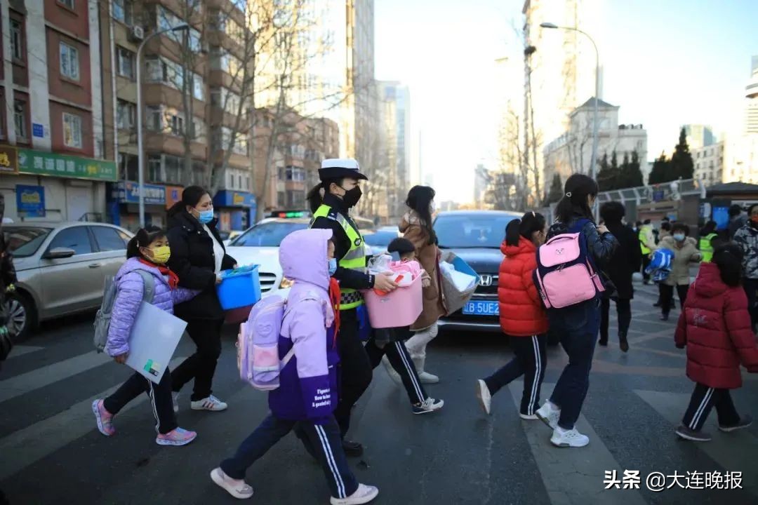 太阳当空照花儿对我笑完整版,太阳当空照花儿对我笑儿童歌曲