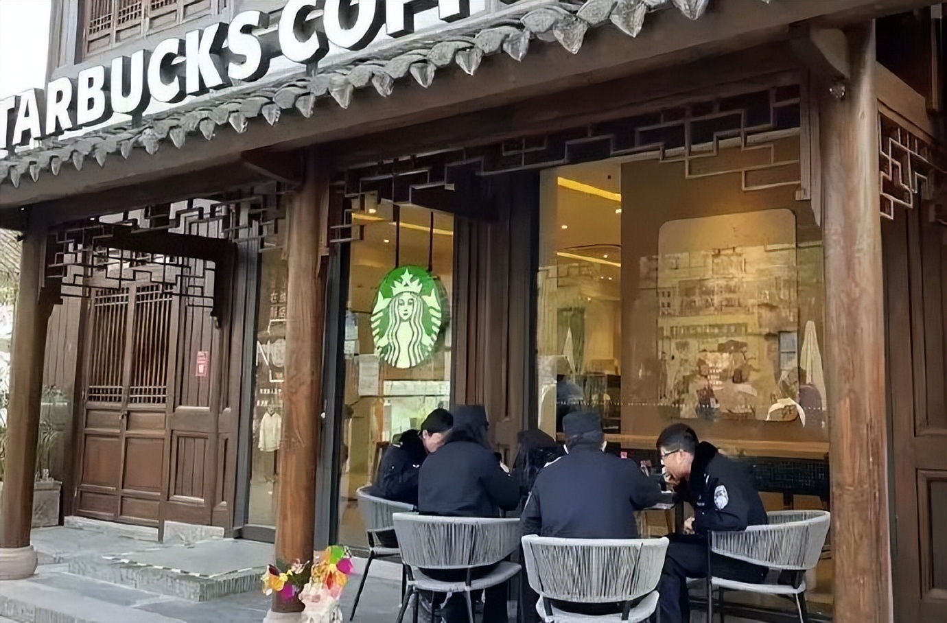 星巴克黑围裙事件后续,星巴克国外事件