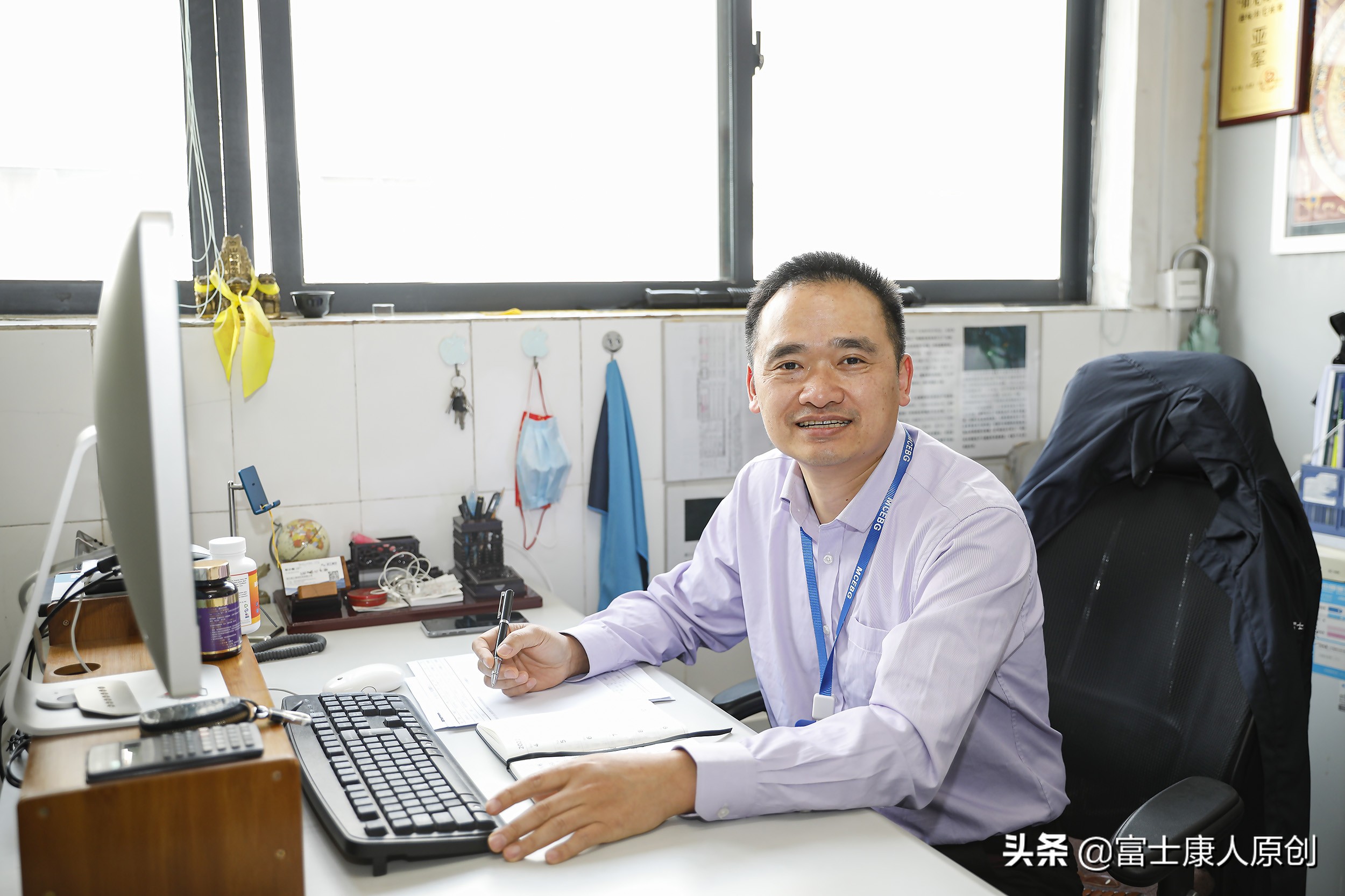 重庆小伙进城打工,小伙在富士康干了10年后回家