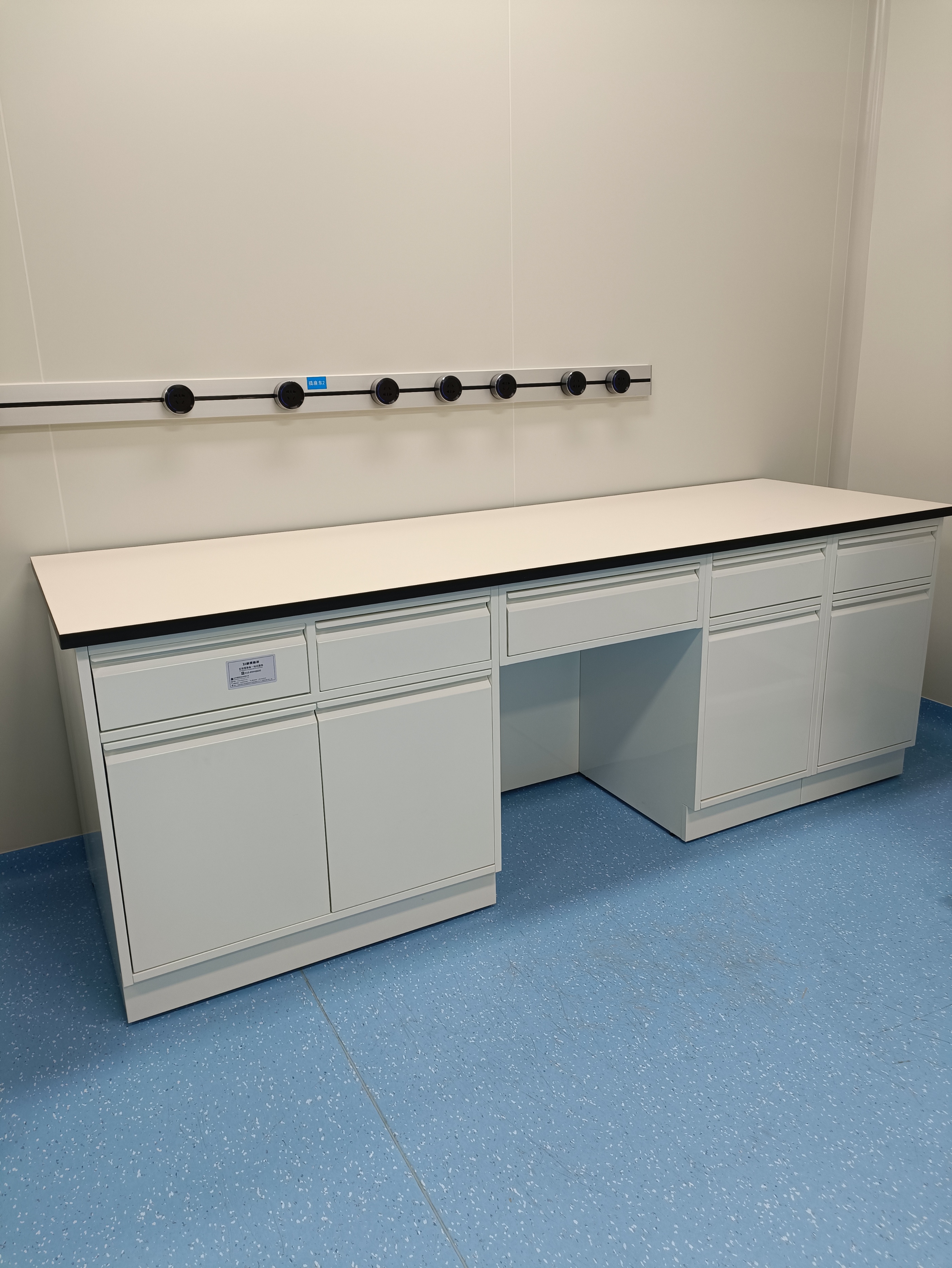 实验室家具台面介绍以薪辉科技实验室家具为例台面的选择供参考