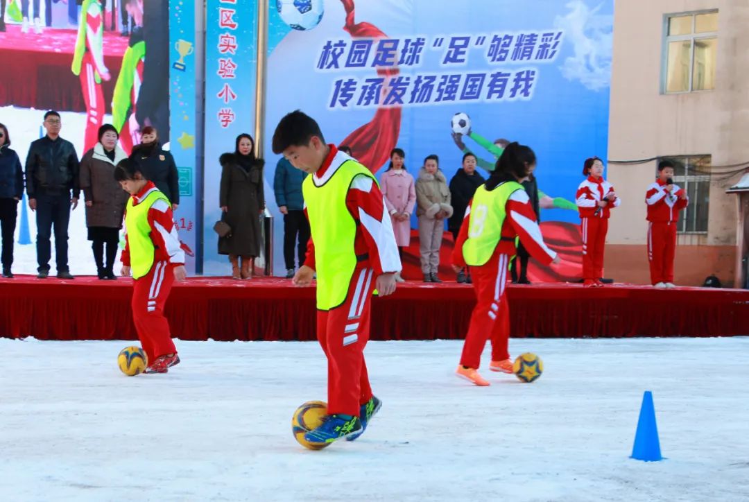 赓续足球文化献礼*党**二十大——明山区实验小学新学期主题升旗仪式