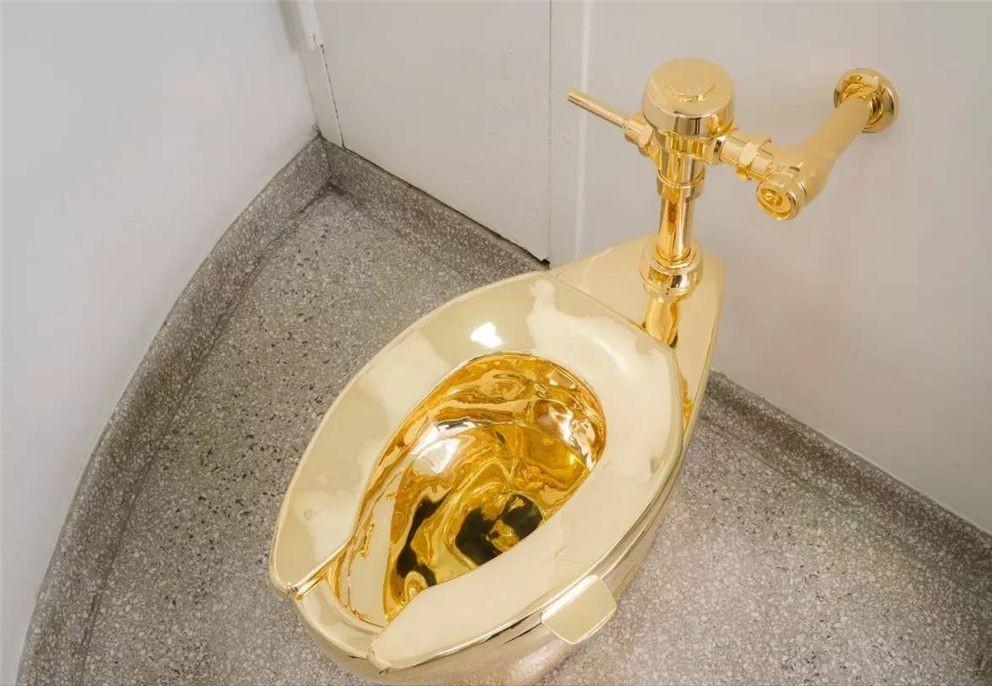 美国马桶前面为什么要设计个孔,美国马桶前面有个缺口怎么冲水