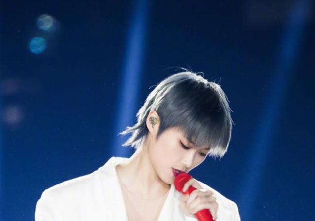 最有钱女明星刘亦菲,刘亦菲秀名贵翡翠大耳环