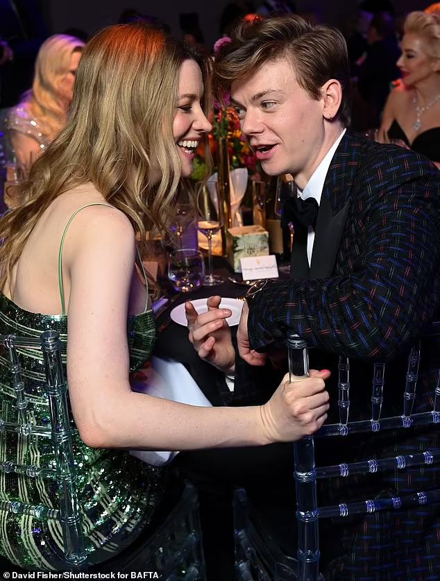 两次甩掉马斯克，绝美女星和英国最帅童星官宣！甜到像拍偶像剧