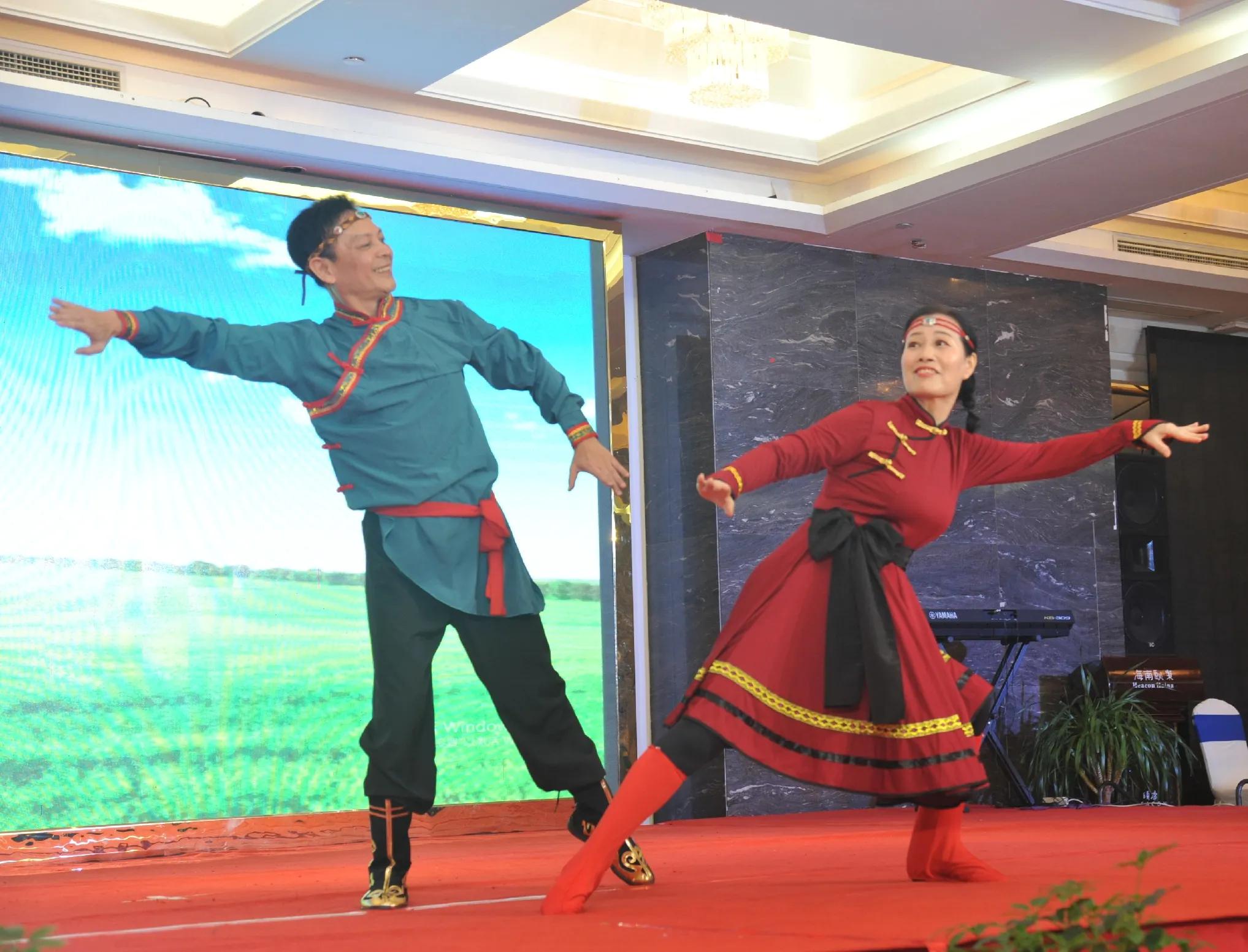 海南岛上艺术之花--“芳华艺术团”取名花絮