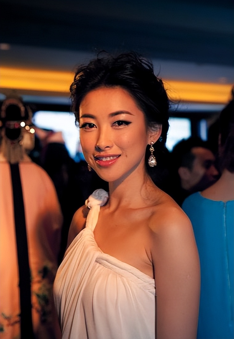 朱珠：迷倒世界顶级富豪，收服“帮派最狂太子”，却下嫁美术老师