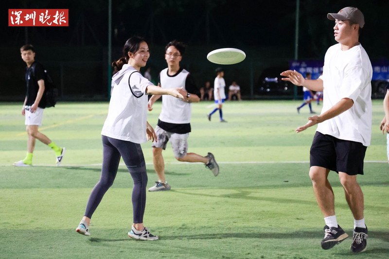 穿棉背心+休闲裤就能上场，飞盘是深圳体育消费下一个巨星？