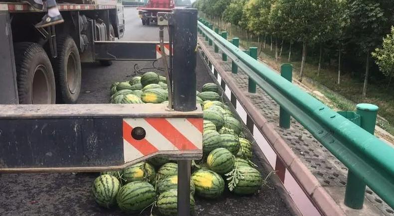 司机拉绿通过收费站后续,货车拉西瓜过绿通