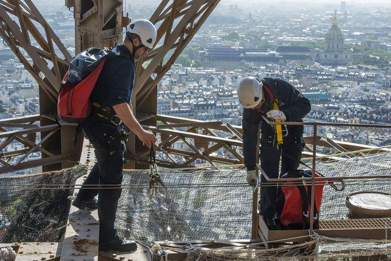 埃菲尔铁塔“撑不住”了？884处钢架断裂，花费4亿只修了条腿