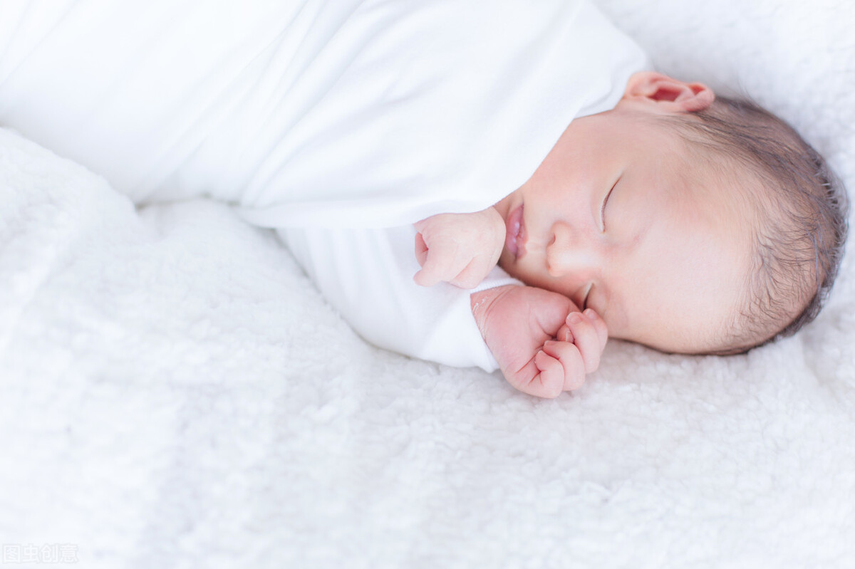 小孩睡觉要不要枕头,刚出生的婴儿睡觉要不要枕头