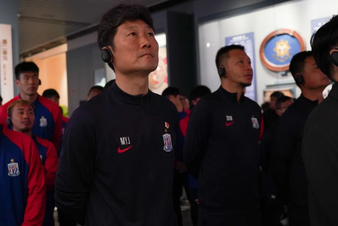 申花一线队集体瞻仰*共中**一大会址重温*党**史牢记初心再起征程