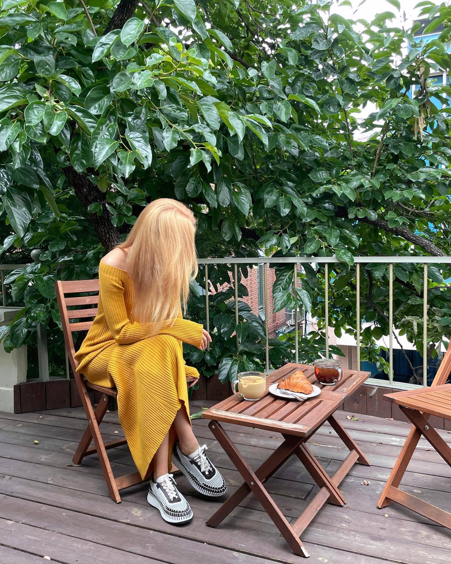 崔秀英穿碎花裙图片,崔秀英拍摄写真秀好身材