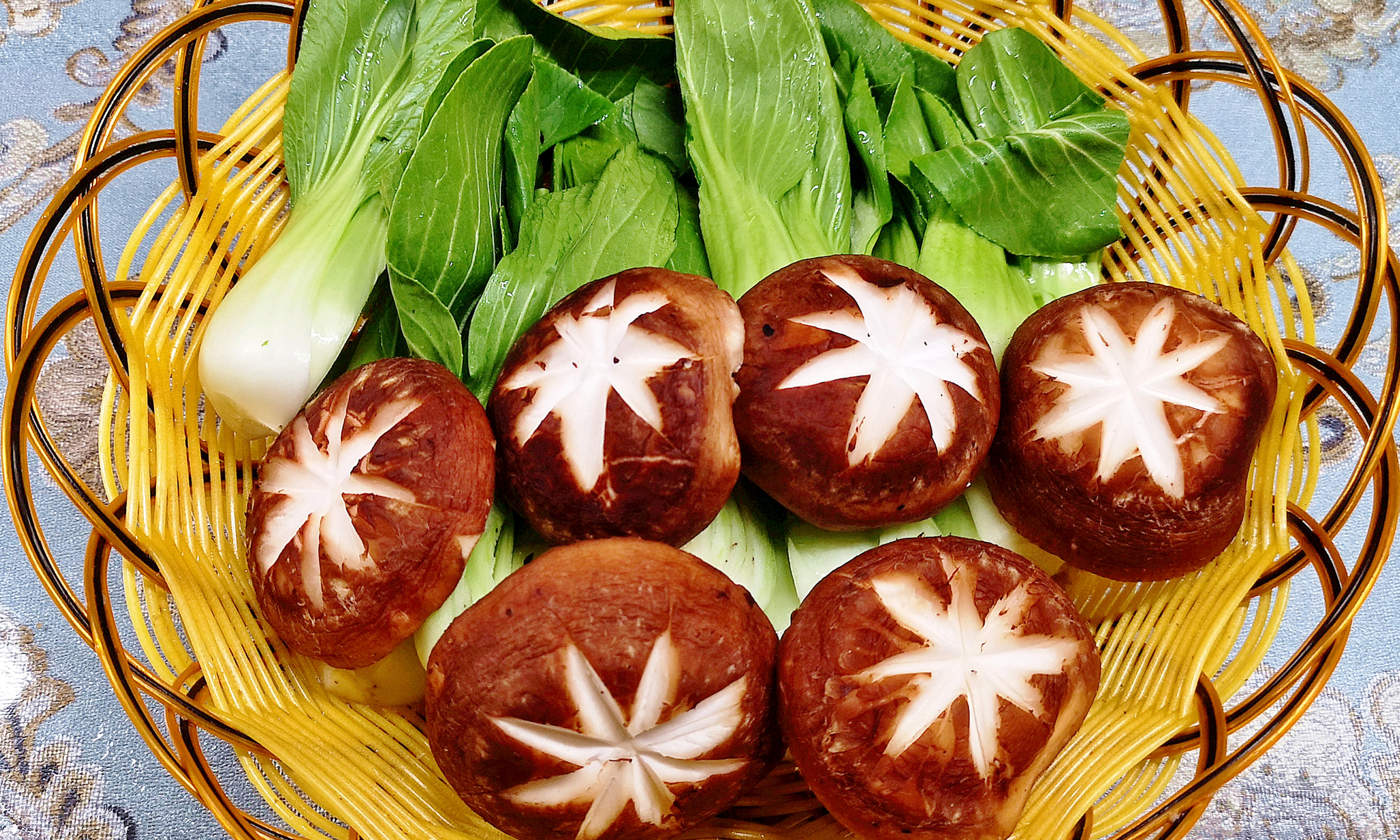 香菇买湿的好还是干的好呢,干香菇菌褶颜色深好还是浅好