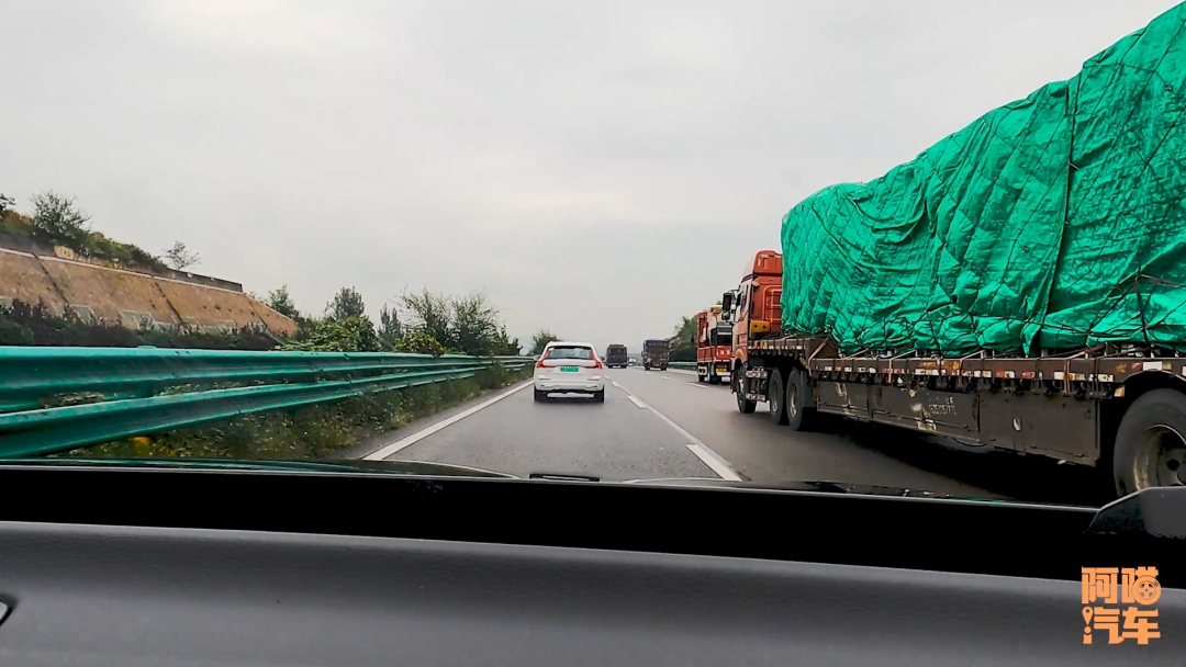 高速开车技巧如何不跑偏,新手开车怎么防止压线跑偏