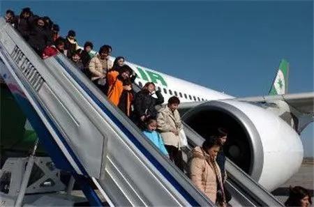 飞机中转为什么要下飞机,为什么飞机落地很久才让乘客下机