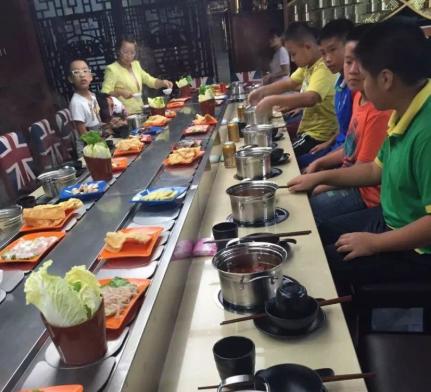 一男子吃16.6自助火锅,小伙吃十五元自助火锅