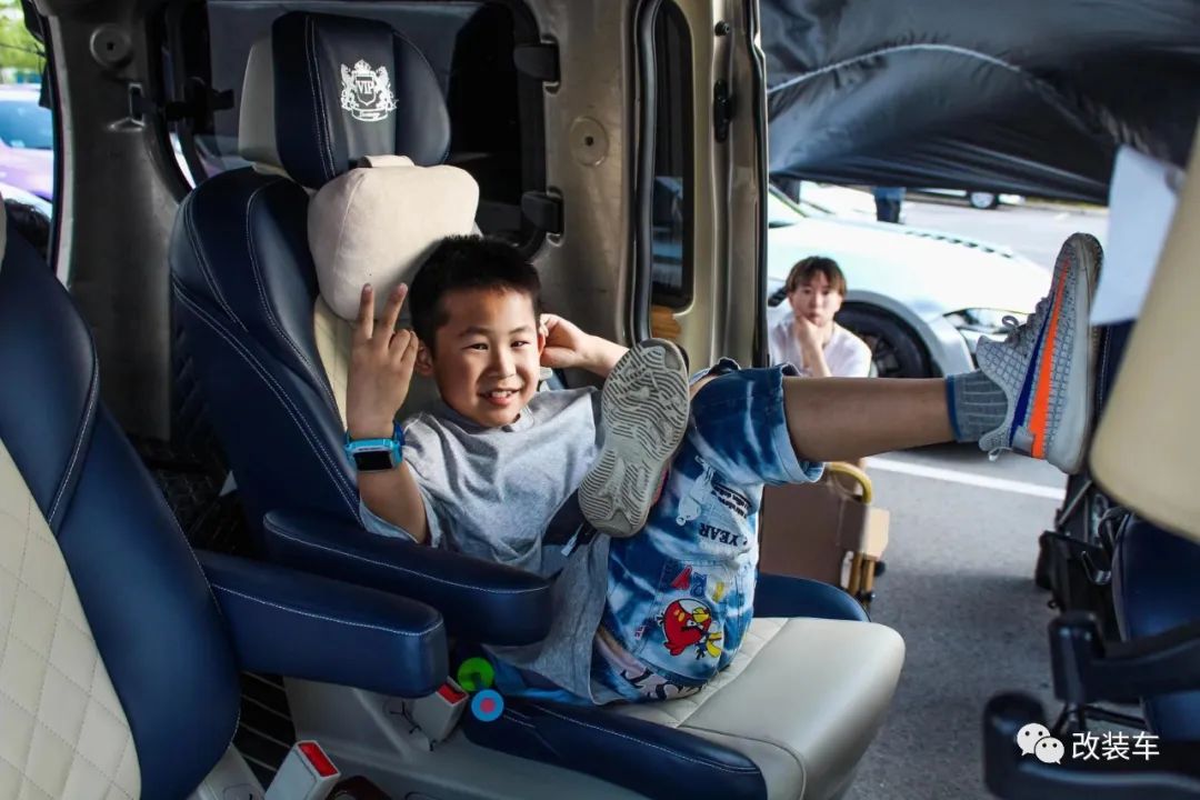 五菱荣光v七座变四座,五菱荣光v新款五座